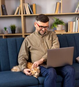 dueño de gato descargando la receta del gato